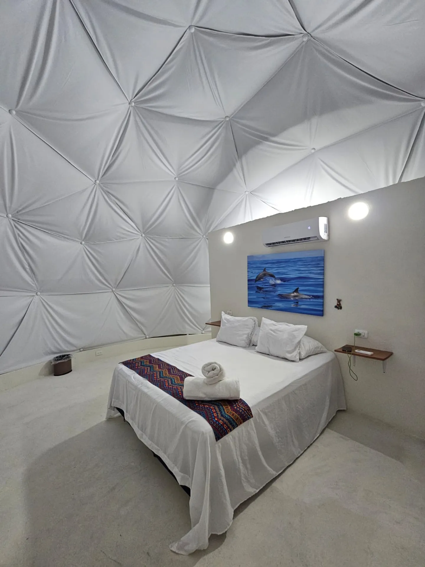 foto muy profesional interior cama iluminacion techo